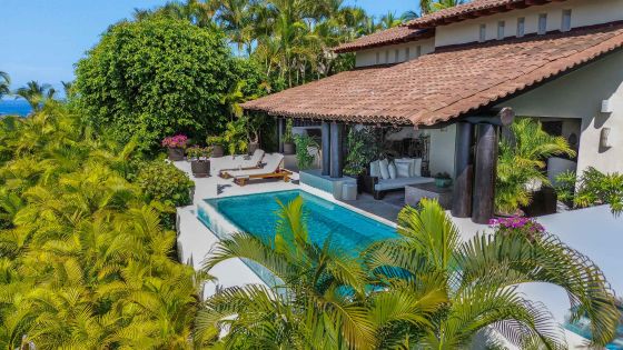 Four Seasons Private Villa with Pool and Jacuzzi
