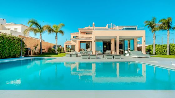 Coastal Albufeira Villa With Jacuzzi and Sea Views